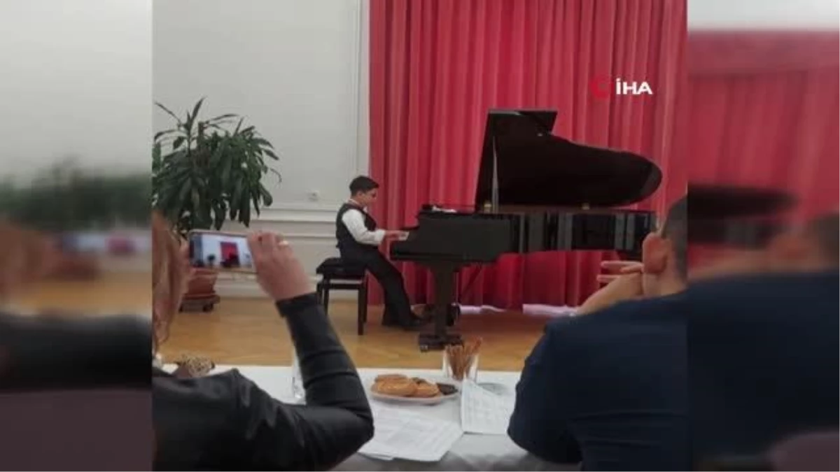 Ukraynalı piyano öğretmenin eğittiği 10 yaşındaki Hamit dünya birincisi oldu