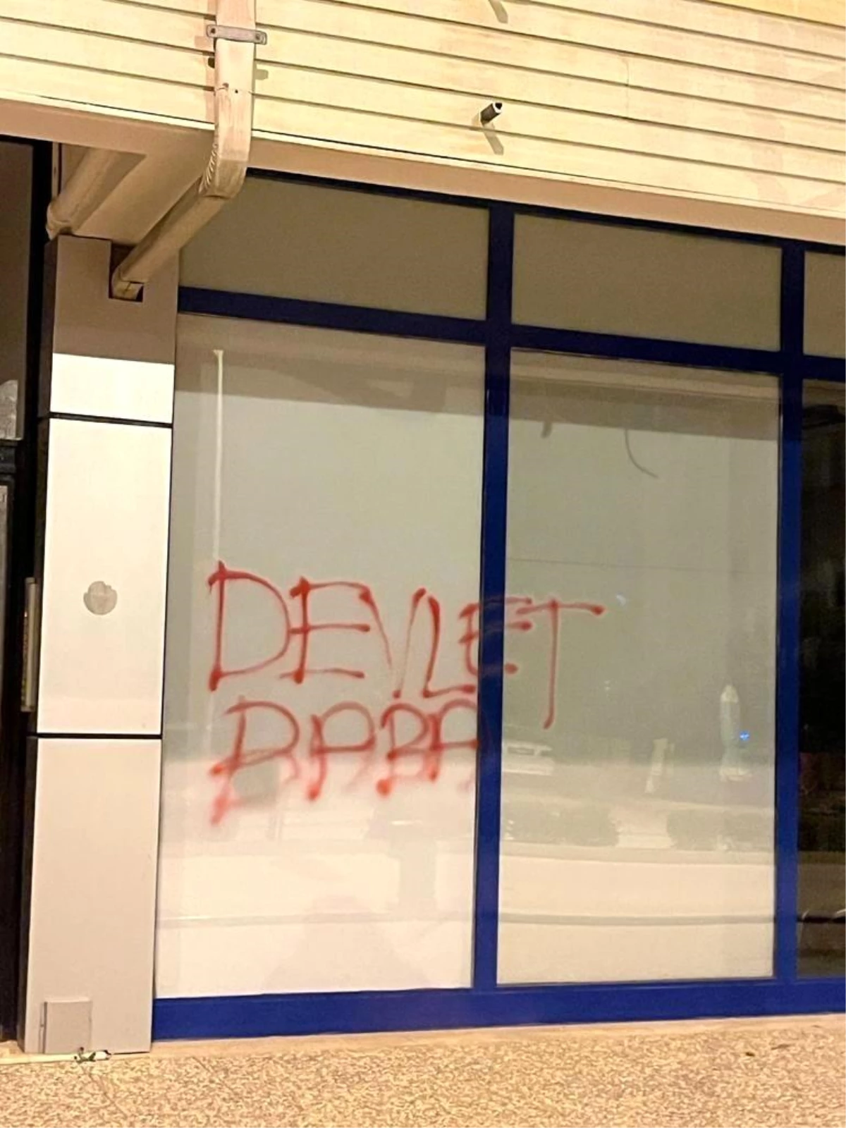 Zincir marketin camını taşla kırıp "Devlet baba" yazdılar