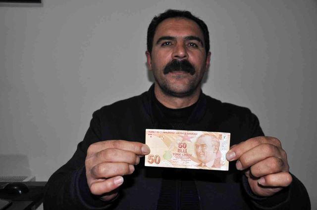 Paraları sayarken şans eseri fark etti! Türkiye'de sadece 3-4 tane var Paraları sayarken şans eseri fark etti! Türkiye'de sadece 3-4 tane var