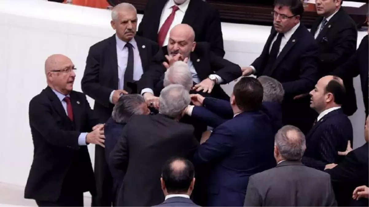 Meclisteki kavgaya ilişkin AK Partiden ilk yorum: Vekillerin tartışmaları fiziki boyutta olmamalı