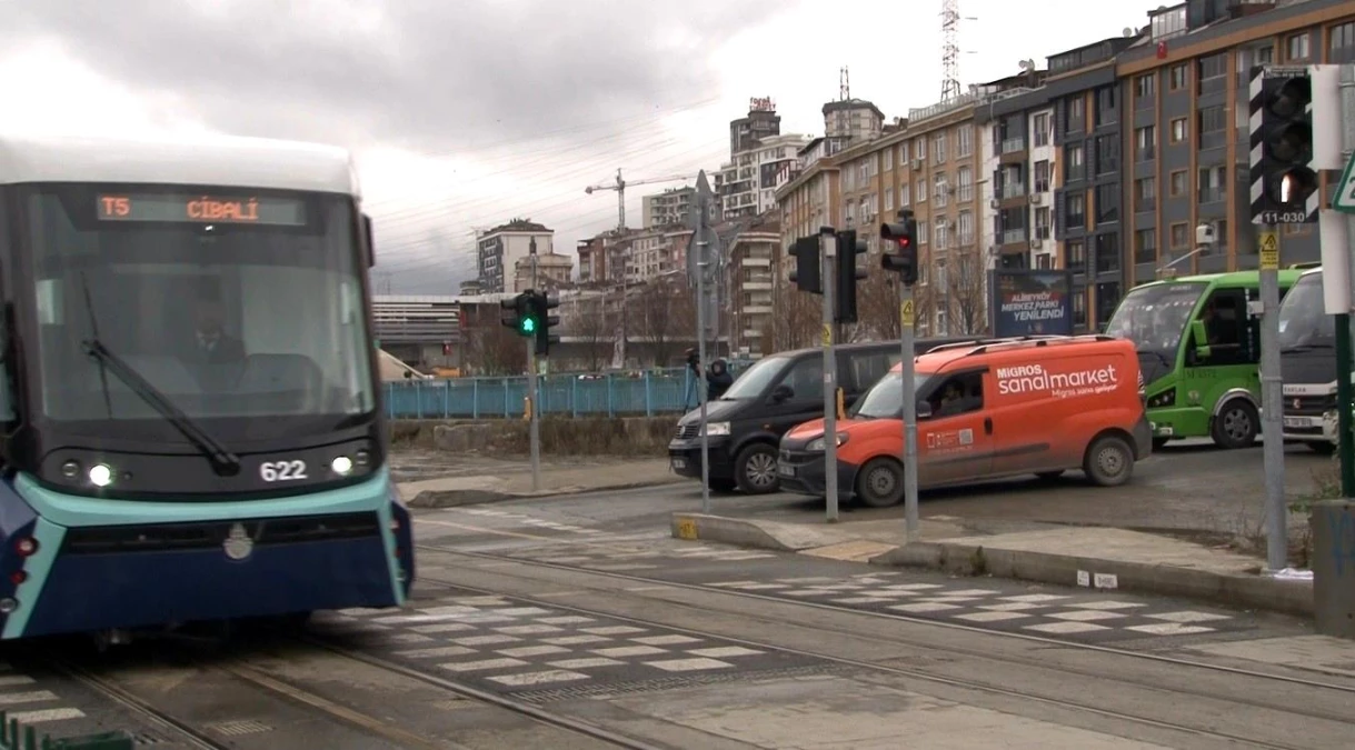 Alibeyköy\'de 33 kişinin yaralandığı tramvay kazasında sinyalizasyon hatası iddiası