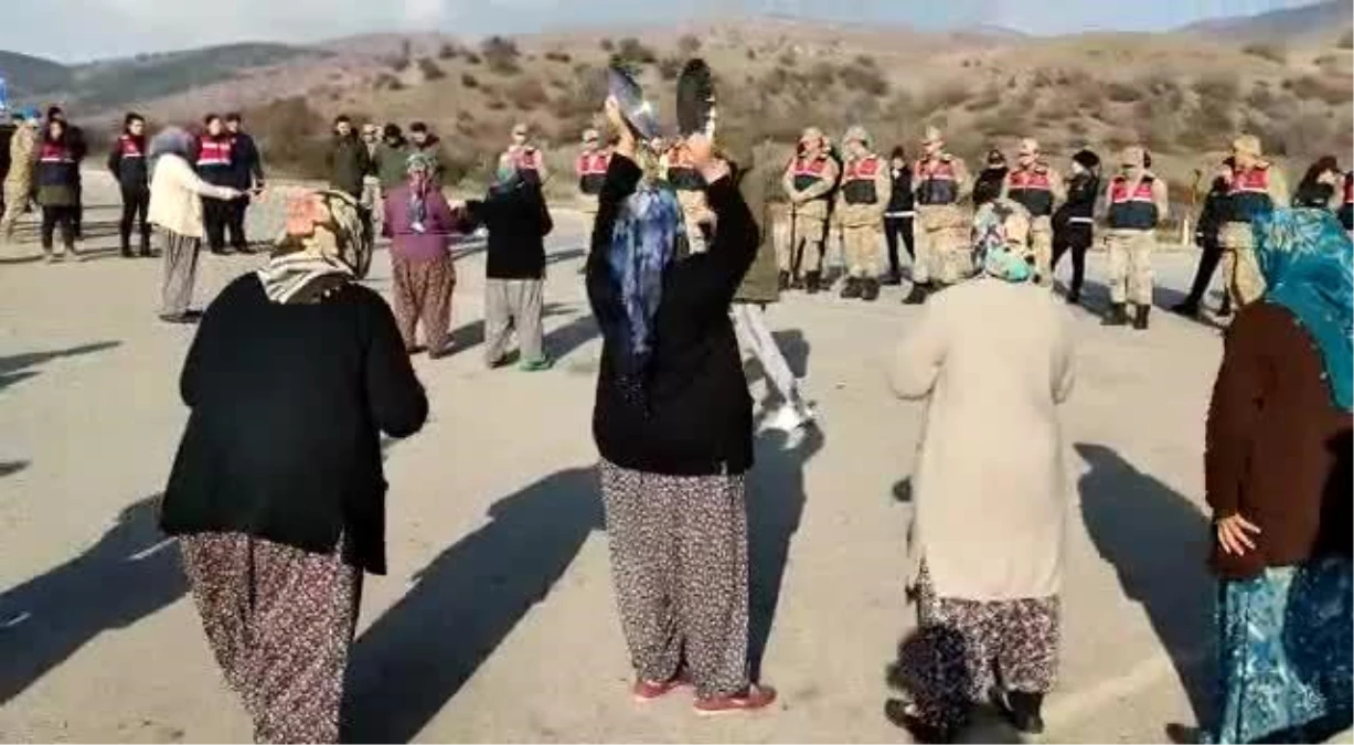 Amasya Çambükü\'nde Köylü Kadınlar Tencere Tava Çalarak Osb\'yi Protesto Etti: "Türkiye\'nin Bütün Askerlerini Başımıza Yığdınız. Biz Nereye Gidelim?"