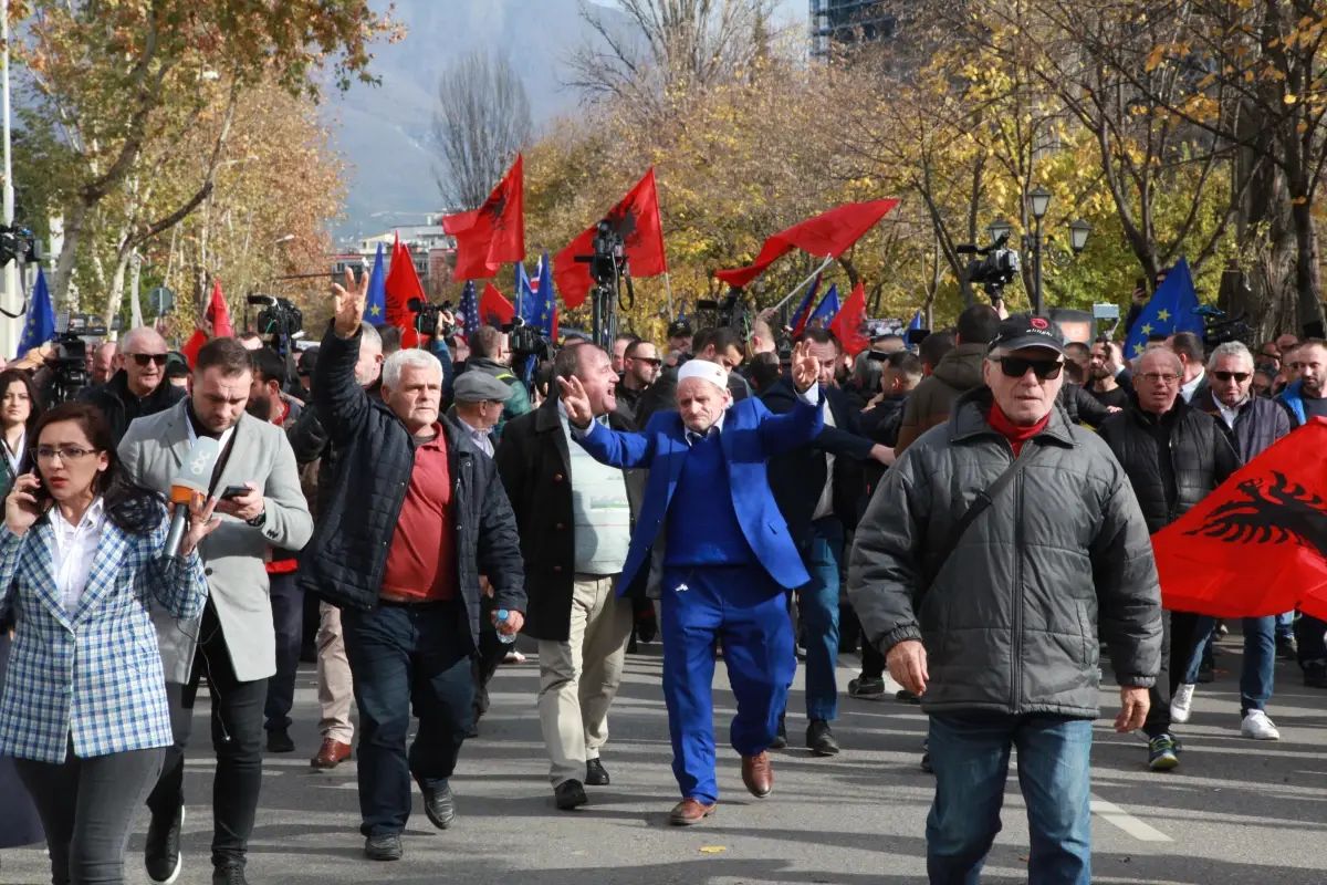 Arnavutluk\'ta muhalefet partileri ve destekçileri protesto düzenledi