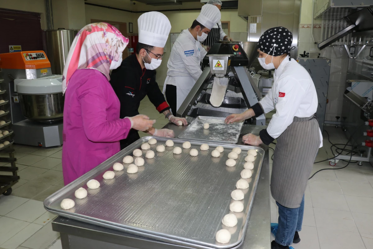 Bolu\'da meslek lisesi öğrencileri günde 10 bin ekmek üretiyor