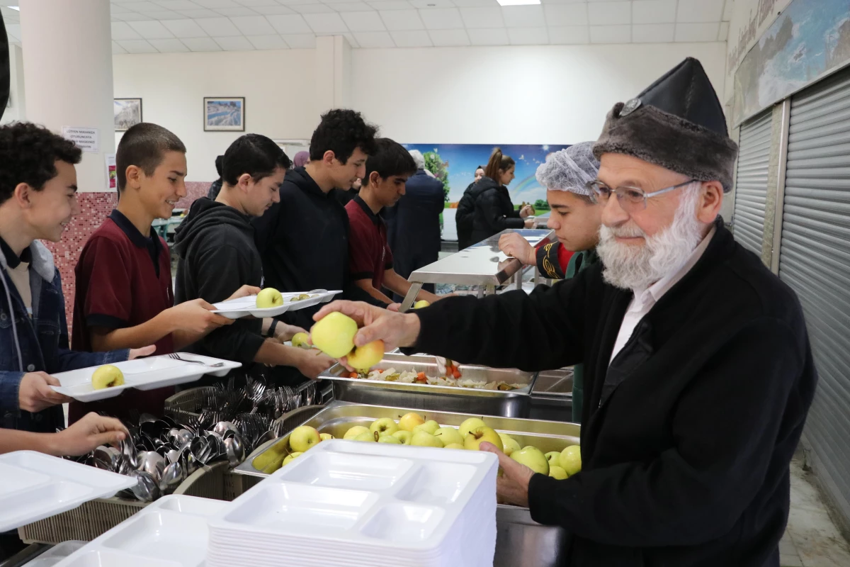 Denizli\'nin "Elmacı dedesi" bu kez lise öğrencilerine elma dağıttı