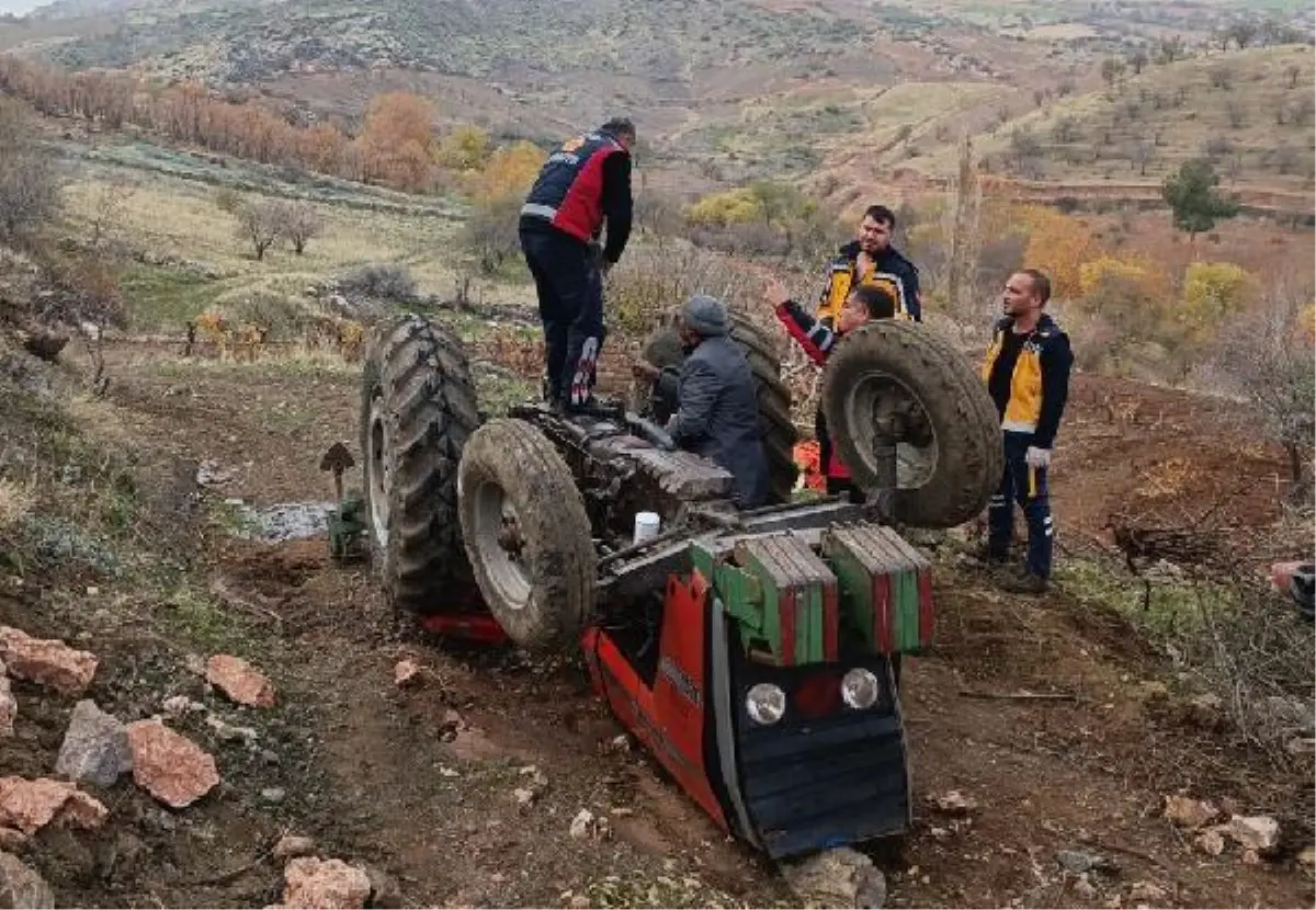 DEVRİLEN TRAKTÖRÜNÜN ALTINDA KALDI, HASTANEDE KURTARILAMADI