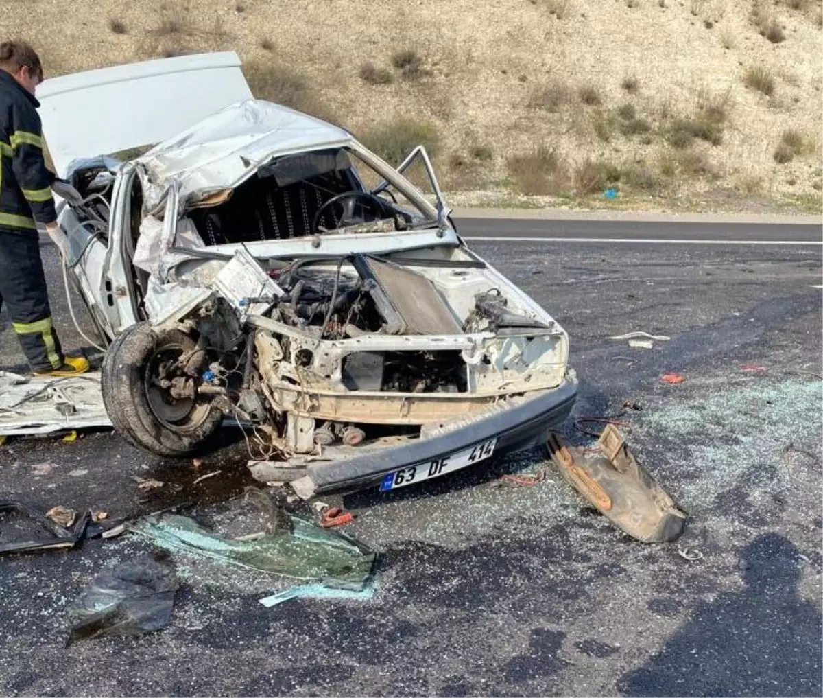 Gaziantep\'te kamyona çarpan otomobildeki 1 kişi öldü, 2 kişi yaralandı