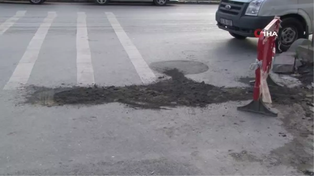 İBB\'ye ait iş makinesinin altında kalan yaşlı adam hayatını kaybetti