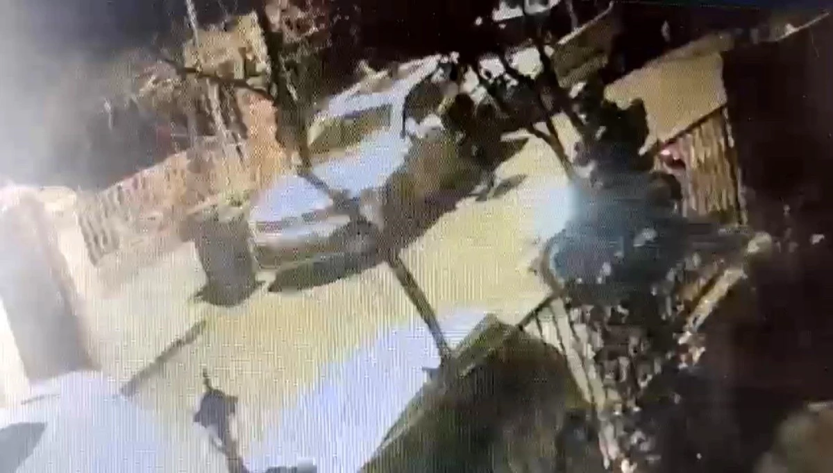 İstanbul\'da lüks otomobillerden konsol ve gösterge hırsızlığı kamerada