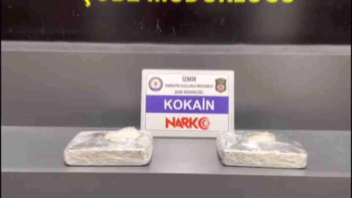 İzmir\'e yolcu otobüsü ile 2 kilogram kokain getiren zehir taciri kadın yakayı ele verdi