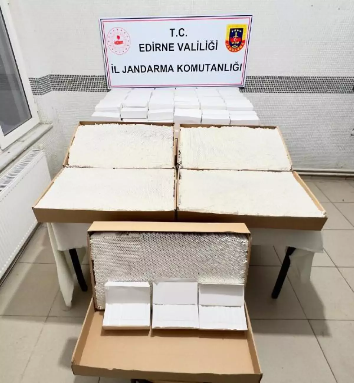 Kargo şubesindeki pakette 100 bin liralık kaçak makaron ele geçirildi