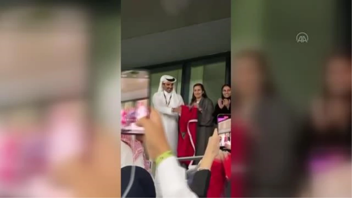 Katar Emiri Al Sani Fas\'ın futbol sevincini Fas bayrağı açarak alkışlarla kutladı