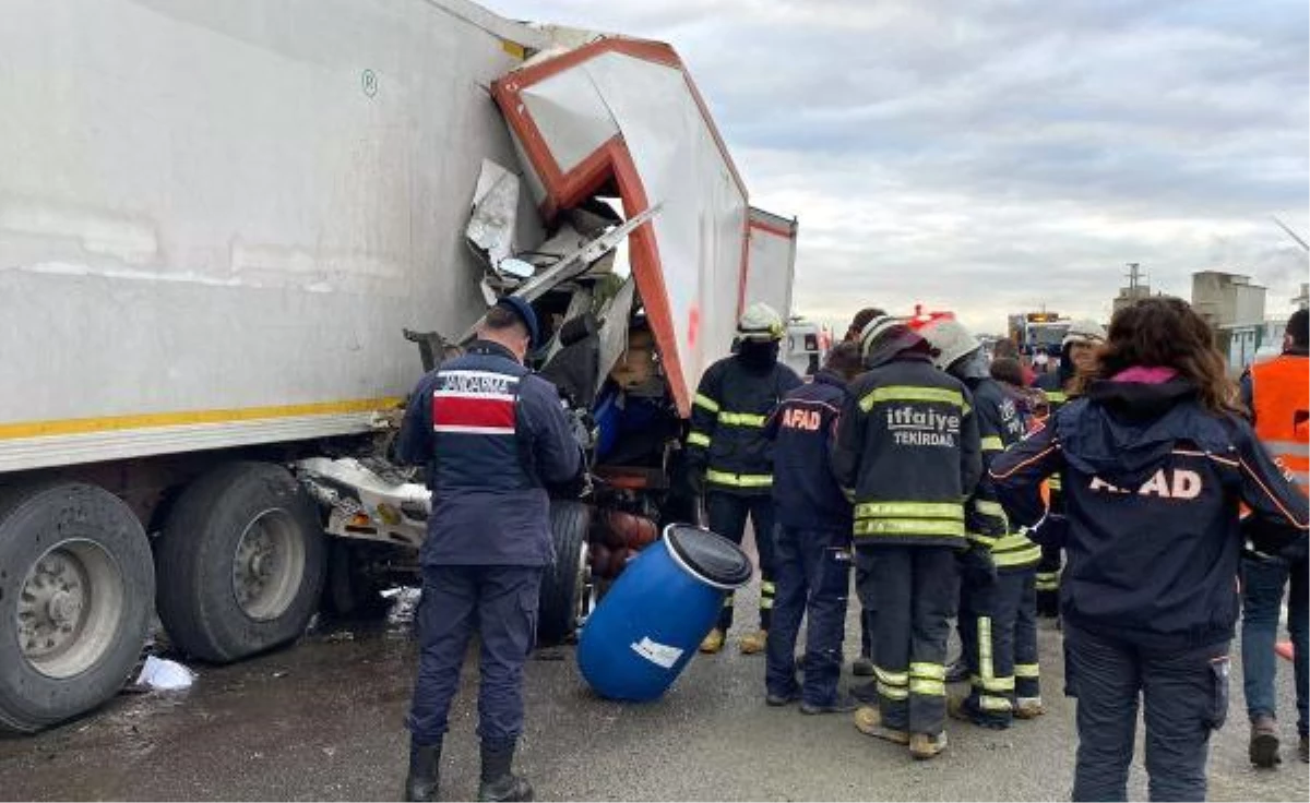 KİMYASAL MADDE YÜKLÜ KAMYON TIR\'A ÇARPTI; 1 YARALI