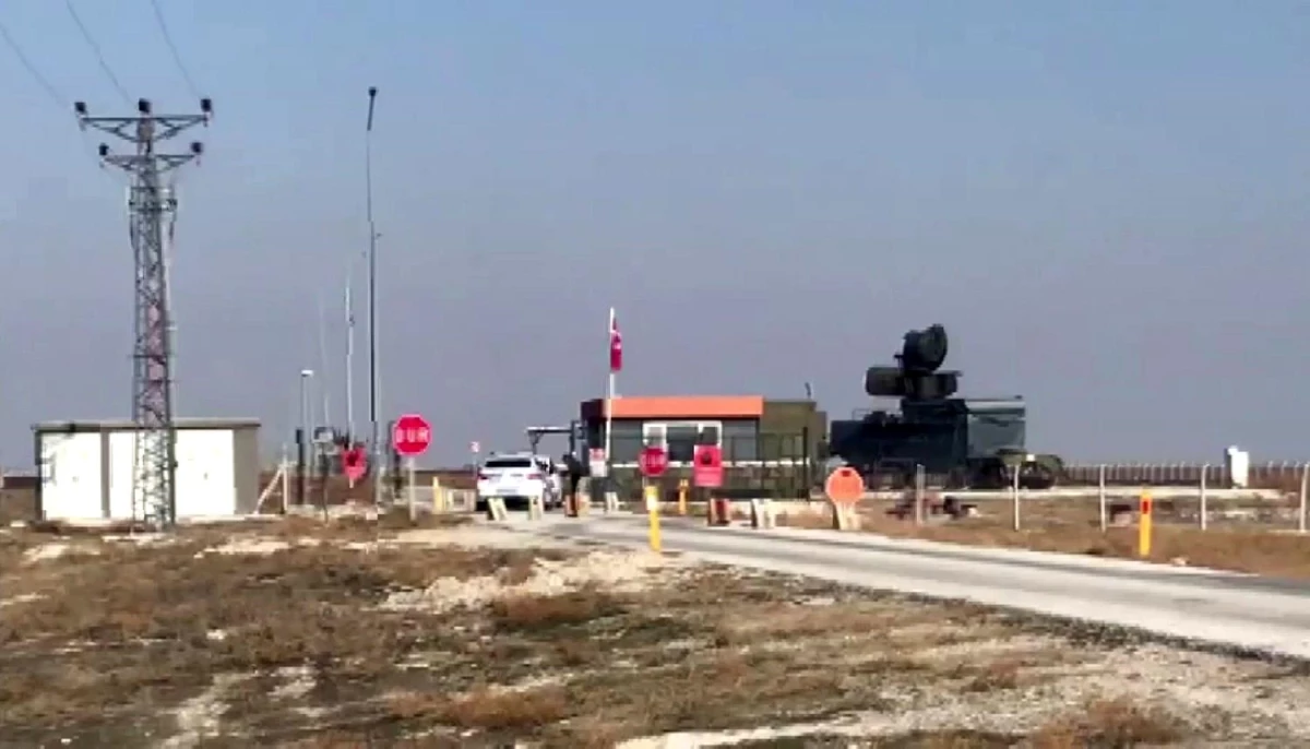 Konya\'da askeri uçak düştüğü ihbarı üzerine Konya Adana karayolu civarına ekipler sevk edildi.