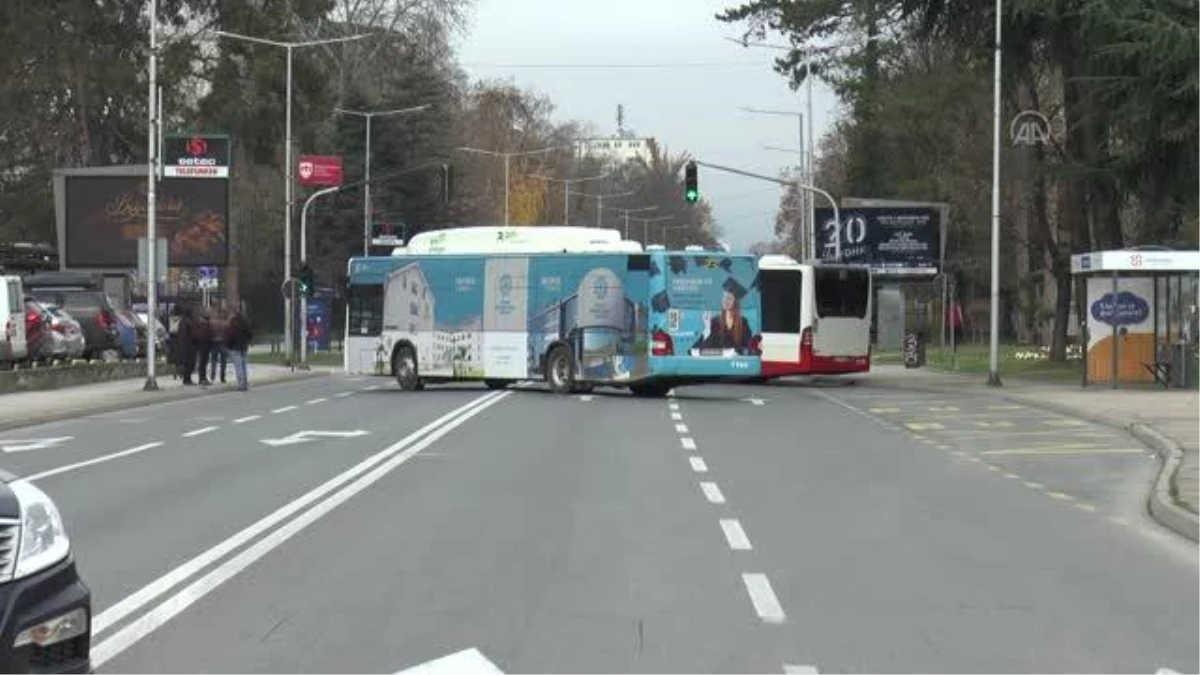 Kuzey Makedonya\'da otobüs şoförleri başkentteki yolları kapatma eylemine devam etti