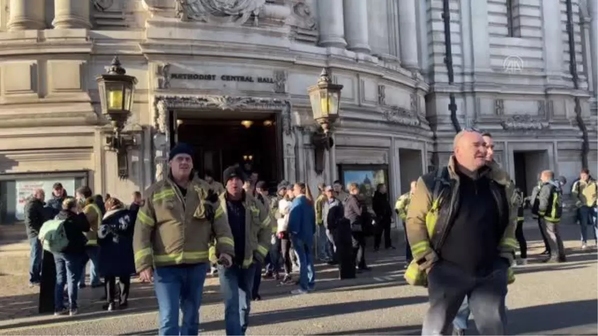 Londra\'da itfaiye çalışanları gösteri düzenledi