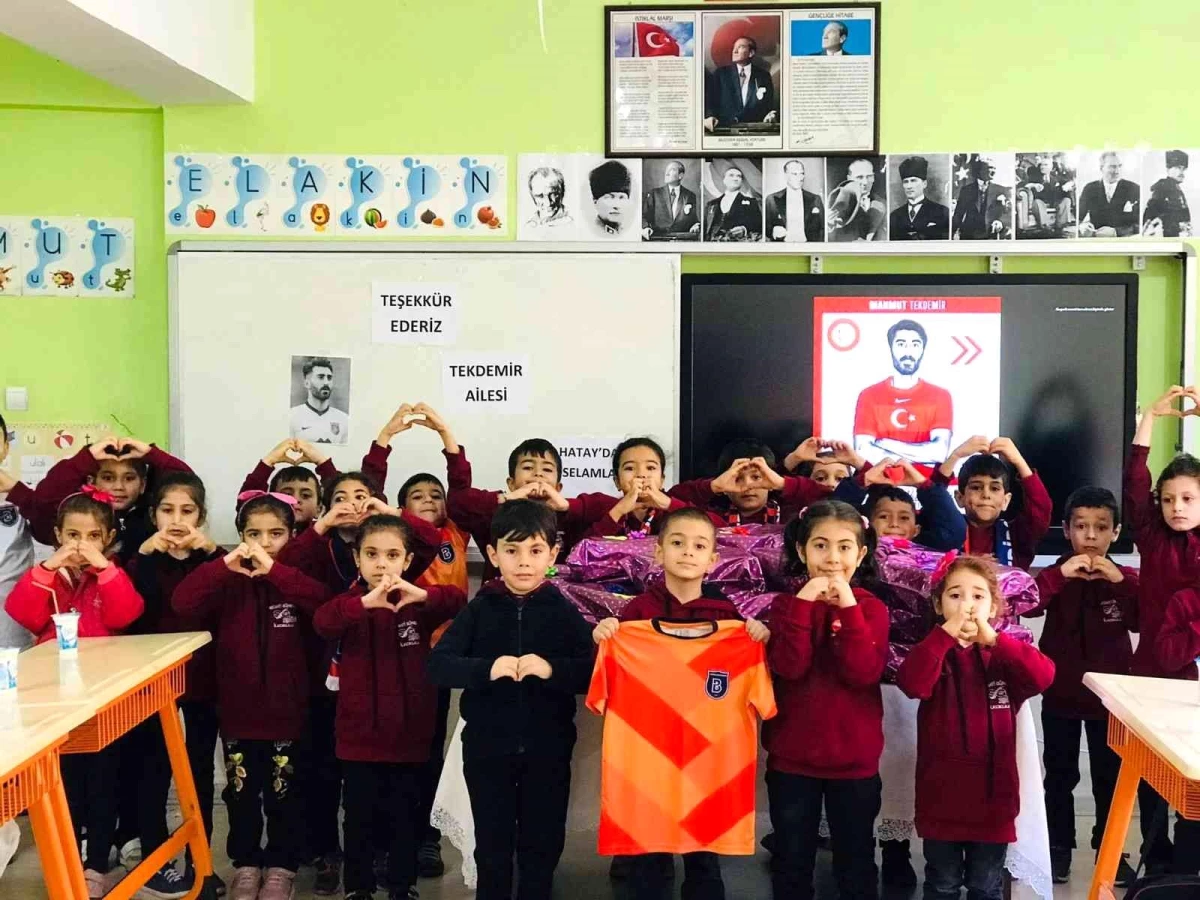 Milli Futbolcu Mahmut Tekdemir\'den öğrencilere destek
