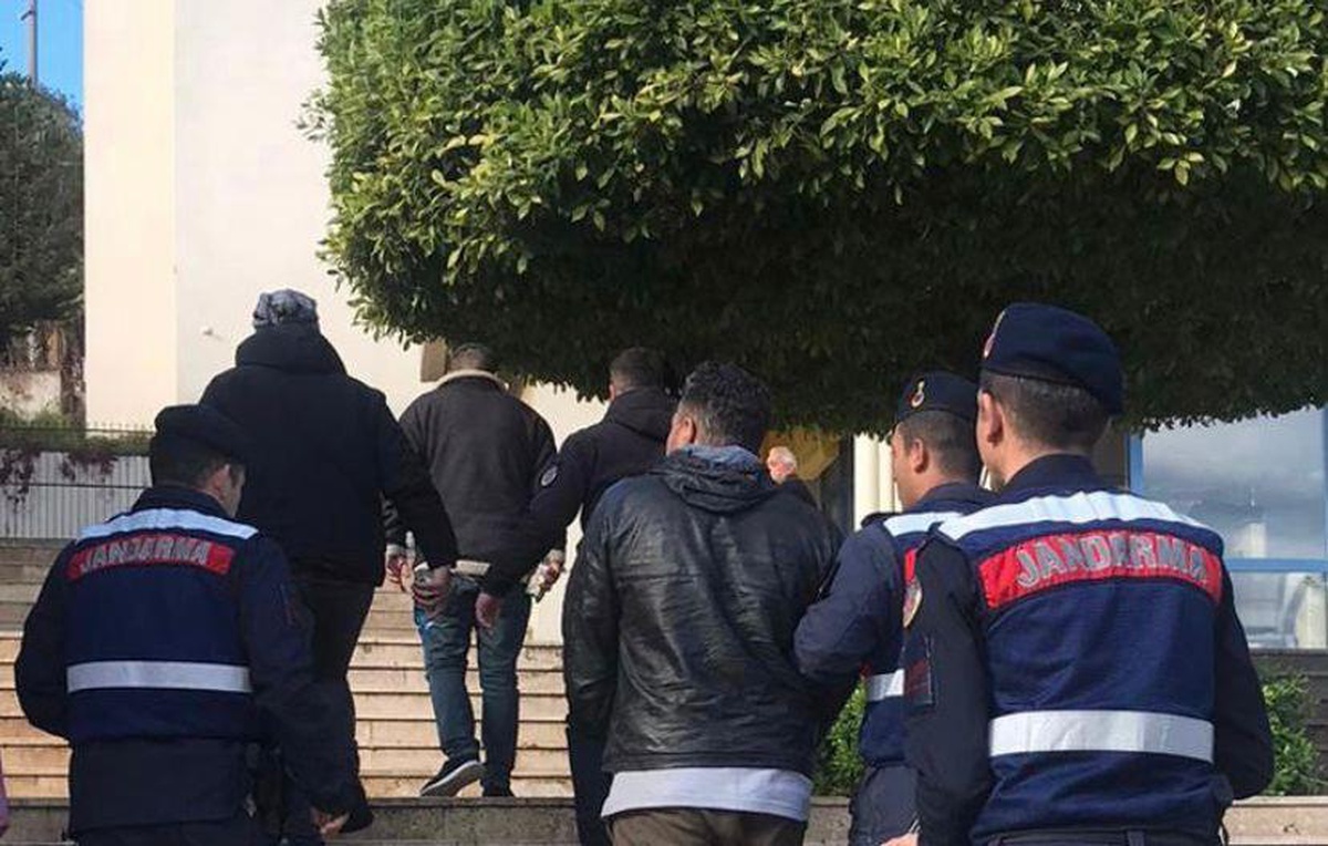 Muğla\'da göçmen kaçakçılığı yaptıkları iddiasıyla 8 zanlı tutuklandı