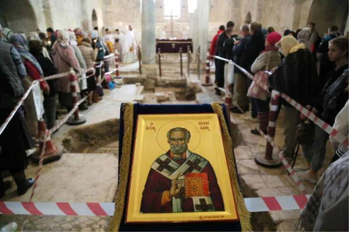 \'Noel Baba\' olarak bilinen Aziz Nikolaos, Antalya\'da ayinle anıldı