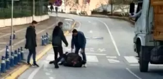 Okul çıkışı yolun ortasında kavga ettiler