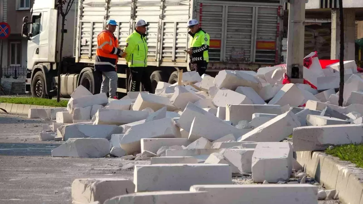 Ordu\'da tırdan yola dökülen gaz beton, trafiği aksattı