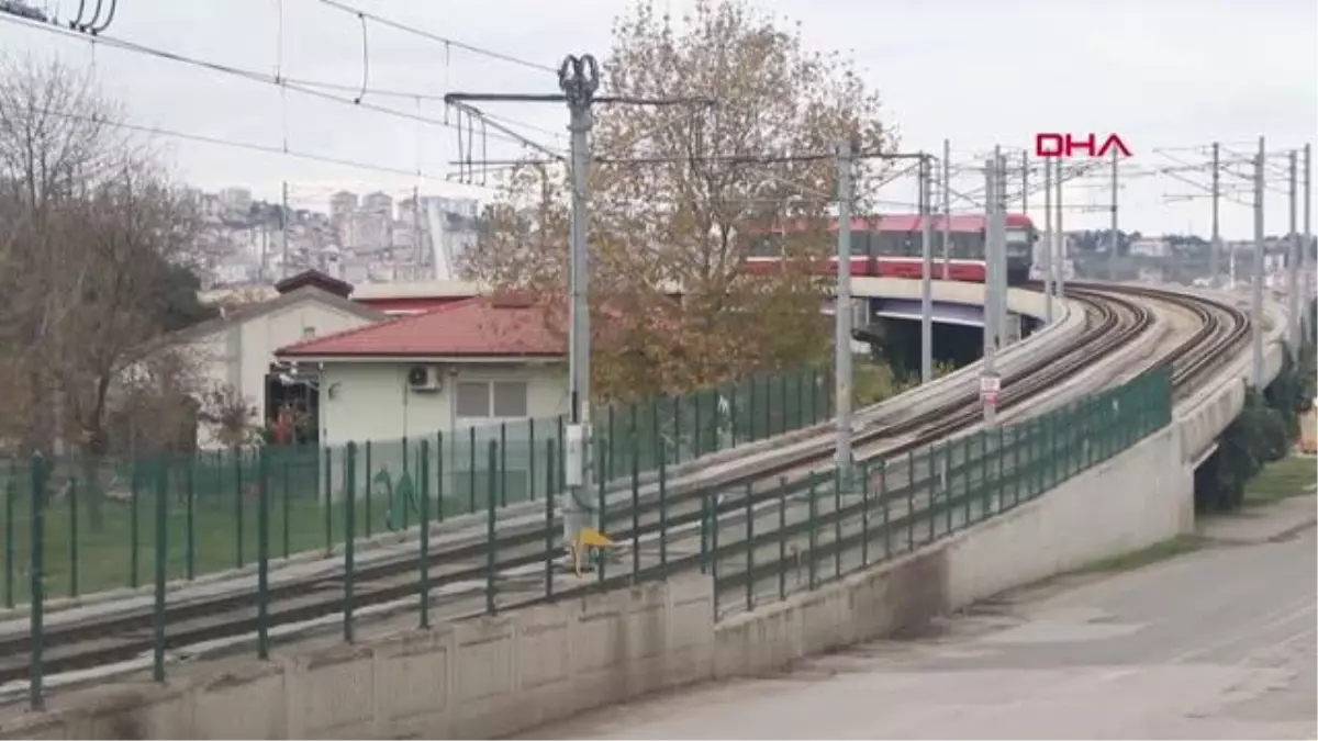 RAYLARDA HAREKETSİZ YATAN KİŞİYE TRAMVAY ÇARPTI; KESİN ÖLÜM NEDENİ ARAŞTIRILIYOR