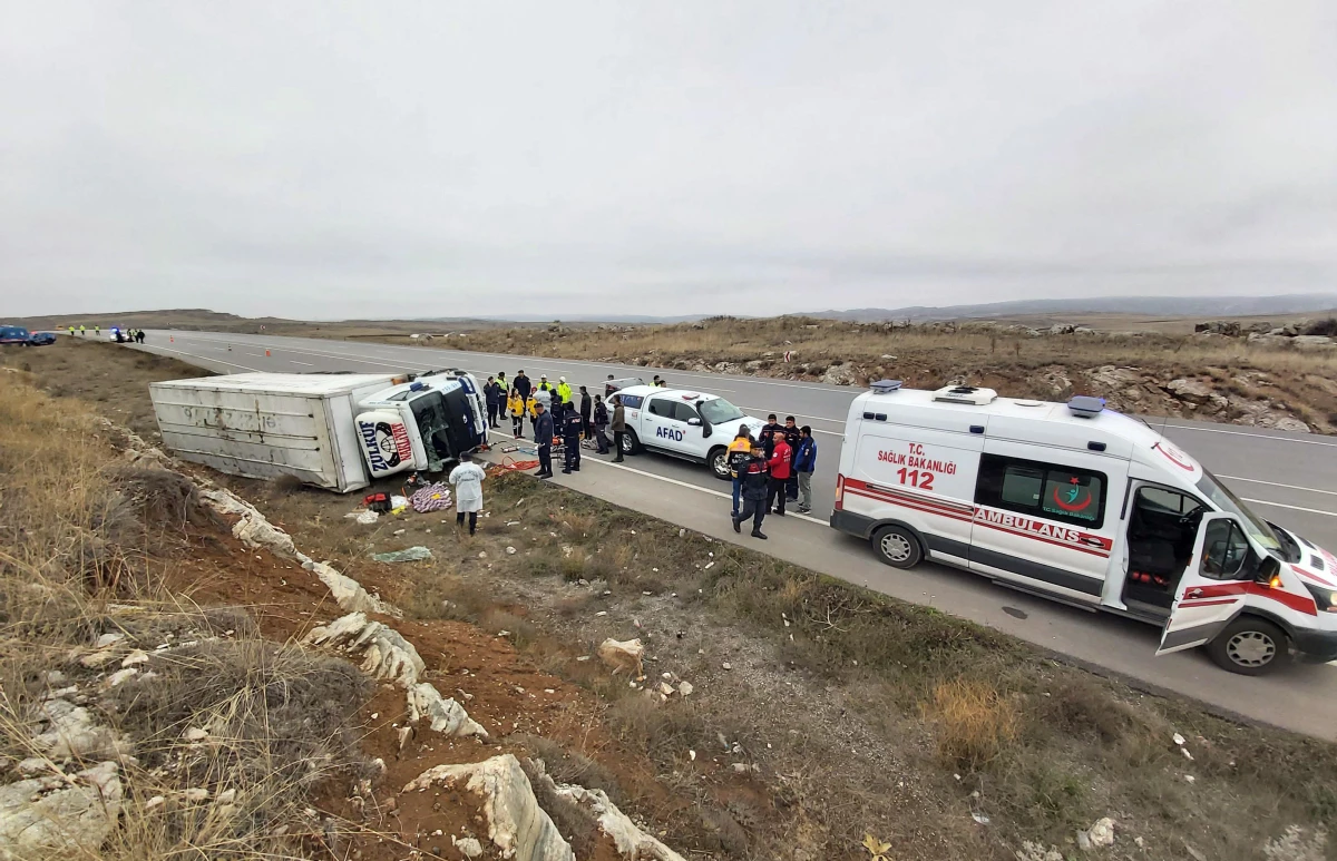 Sivas\'ta devrilen kamyondaki bir kişi öldü