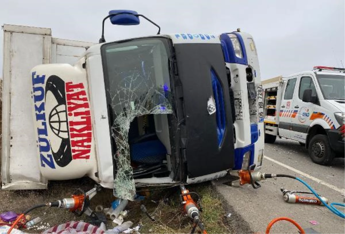 Sivas\'ta nakliye kamyonu devrildi: 1 ölü, 1 yaralı