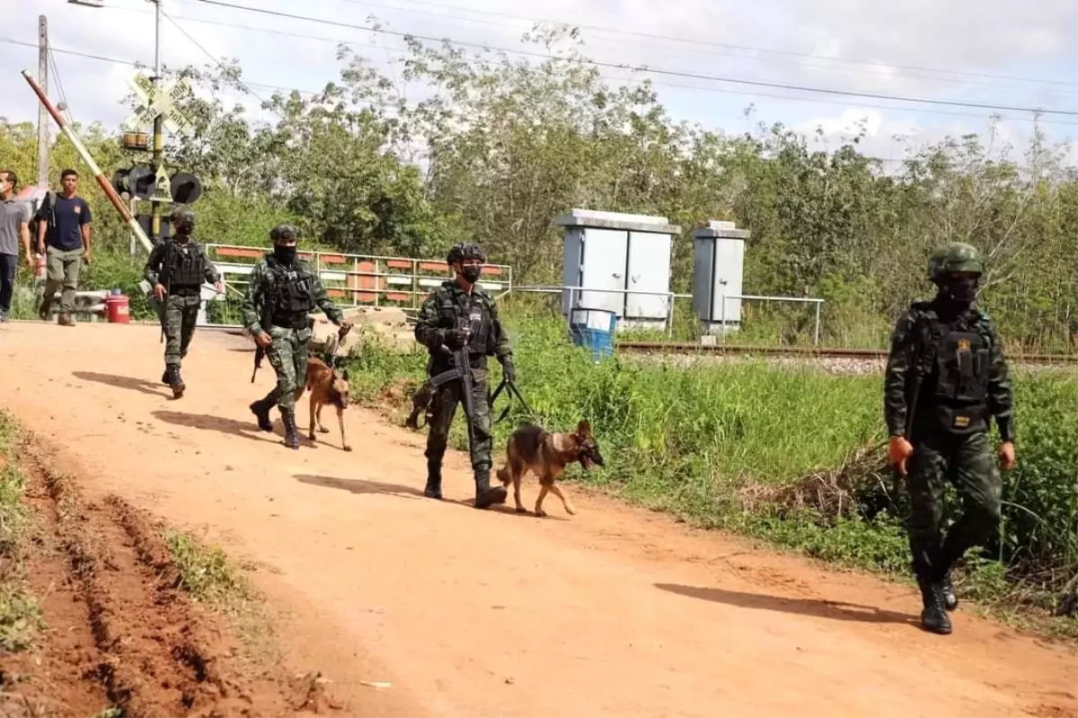 Tayland\'da bombalı saldırı düzenlenen trenin enkazında patlama: 3 ölü, 4 yaralı