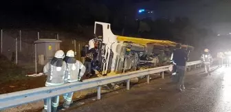 TEM Otoyolu'nda hafriyat kamyonu devrildi: 1 kişi hayatını kaybetti, 1 kişi yaralı