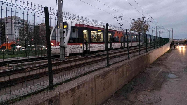 Tramvayın çarptığı genç hayatını kaybetti Tramvayın çarptığı genç hayatını kaybetti