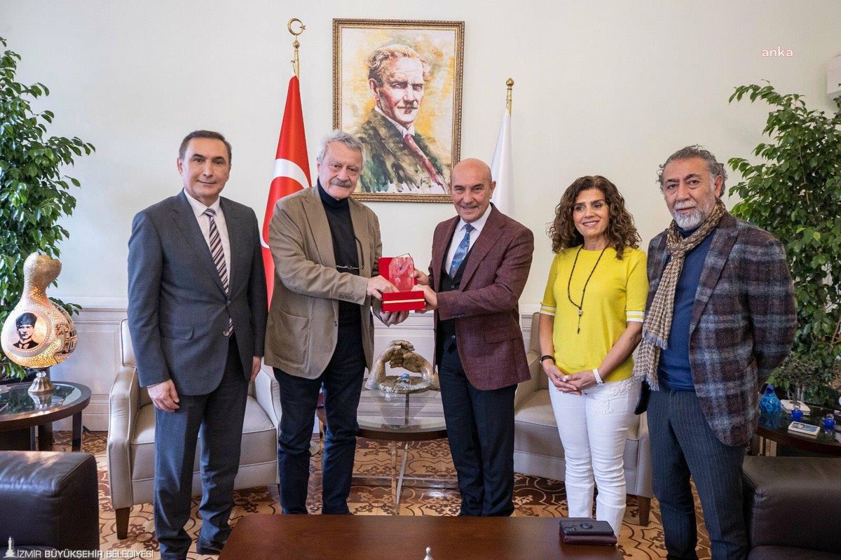 Tunç Soyer\'e \'Barışa Ömür Boyu Emek Ödülü\'