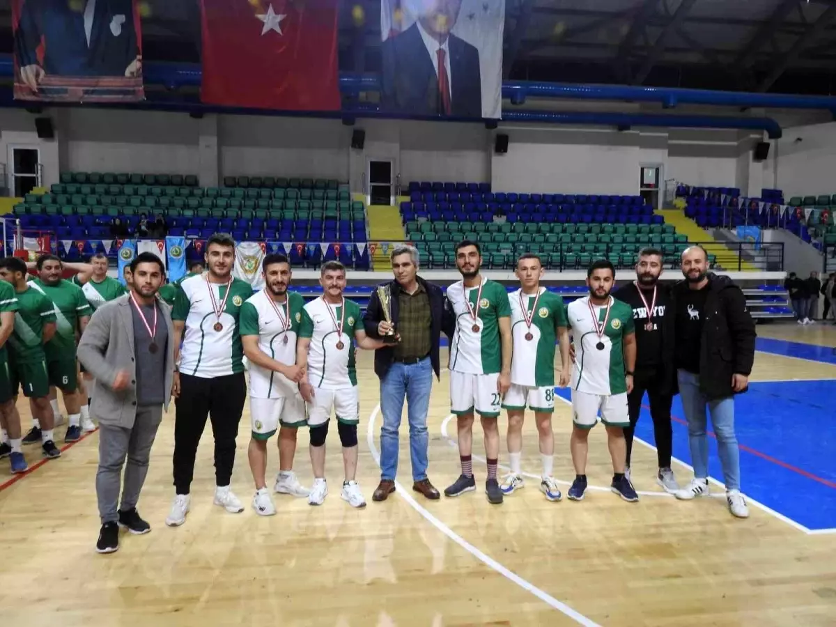 Voleybol turnuvasında şampiyon Gediz Ardıç Ormanspor