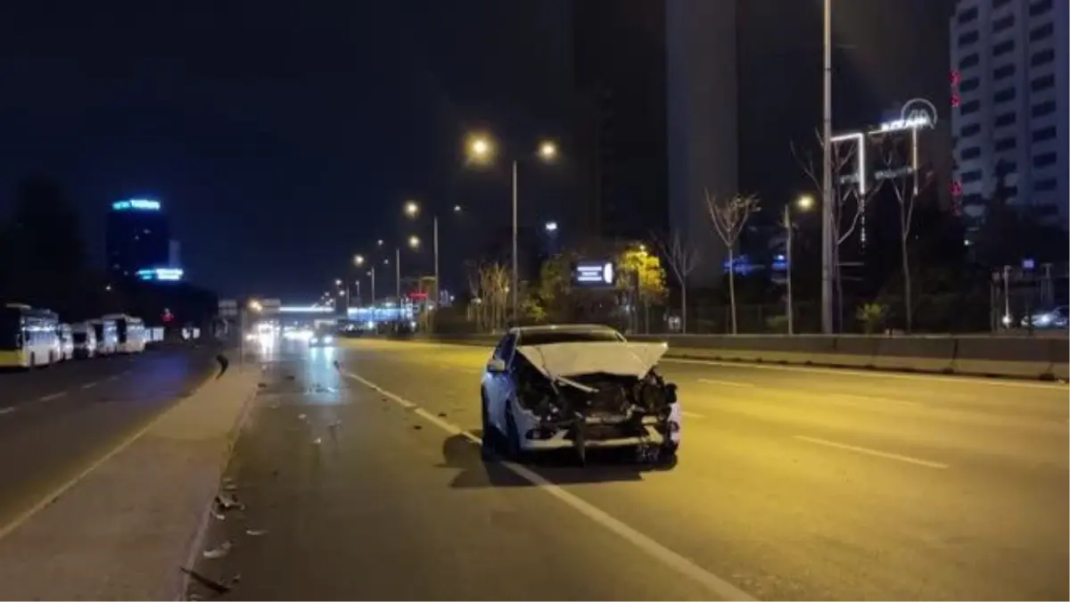 Ataşehir\'de iki otomobilin karıştığı trafik kazasında maddi hasar oluştu