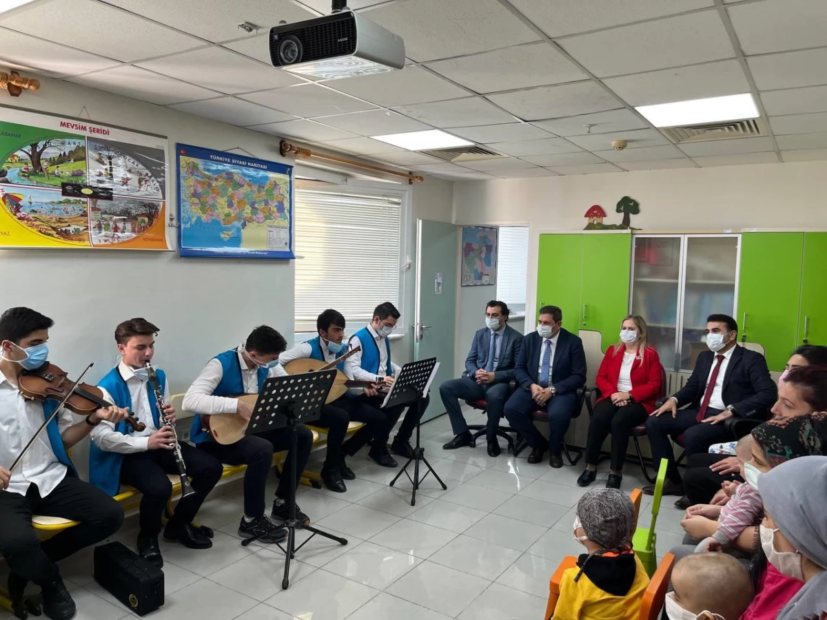 Bursa\'da Musiki Projesi öğrencilerinden hastanede yatan çocuklara müzik dinletisi