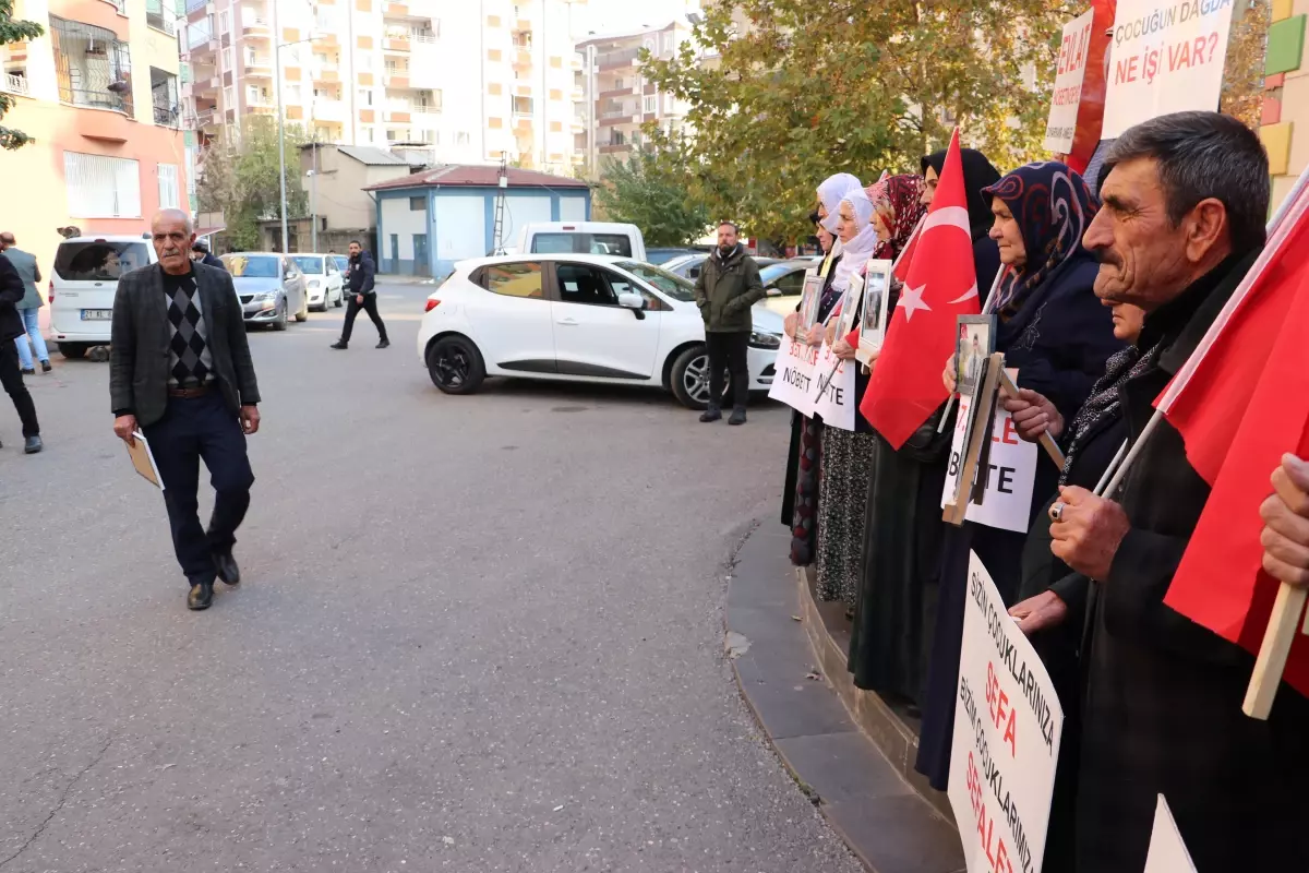 Diyarbakır annelerinin oturma eylemine iki aile daha katıldı