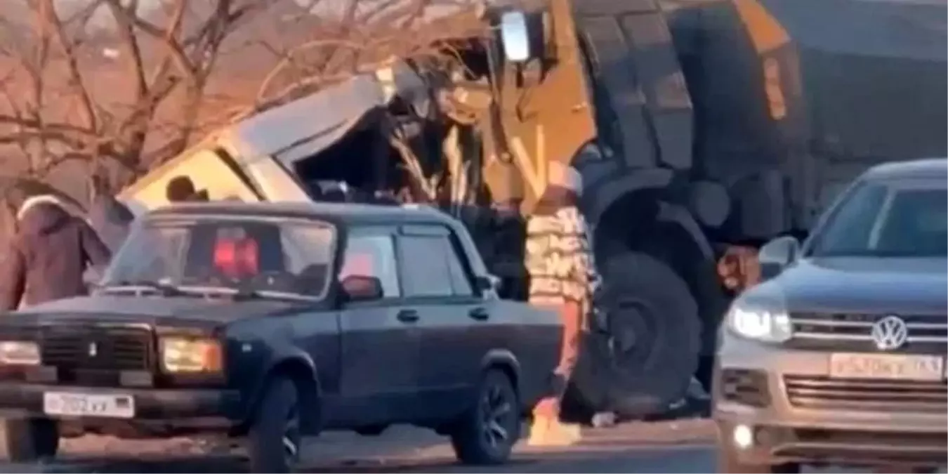 Donetsk\'te Rus askeri aracı minibüsle çarpıştı: 16 ölü, 3 yaralı