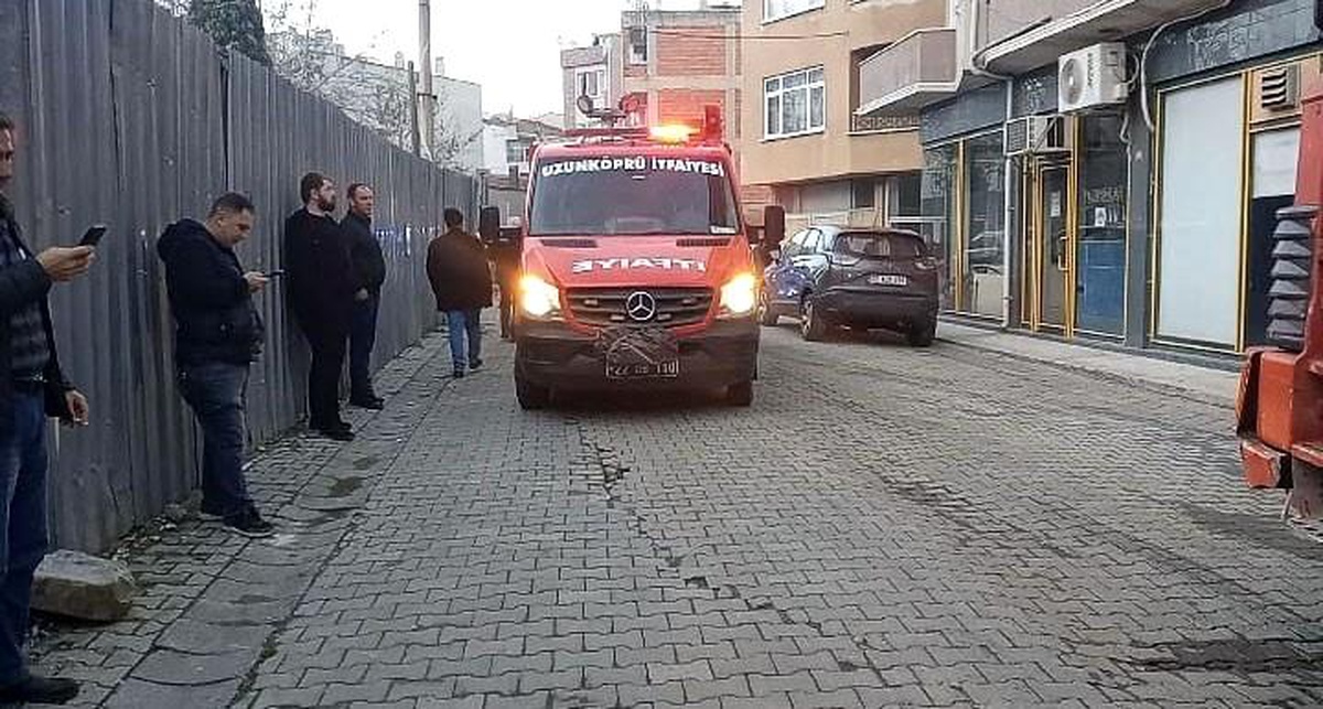 Edirne\'de çatıda çıkan yangın paniğe neden oldu