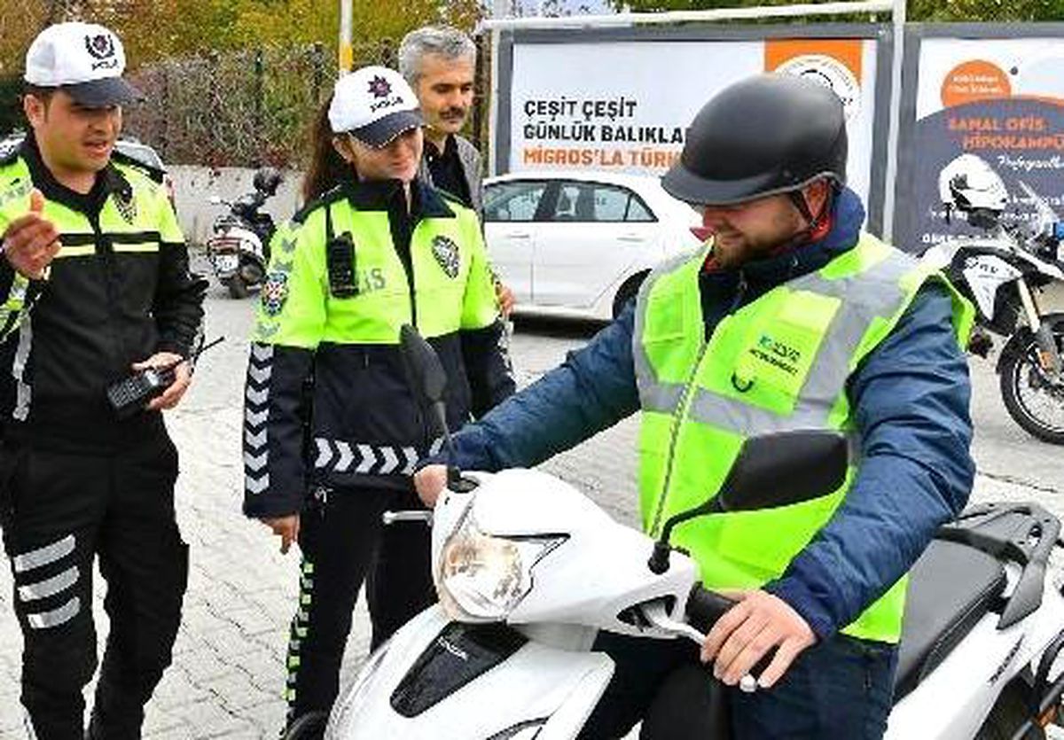 Fethiye\'de motor sürücülerine reflektörlü yelek dağıtıldı