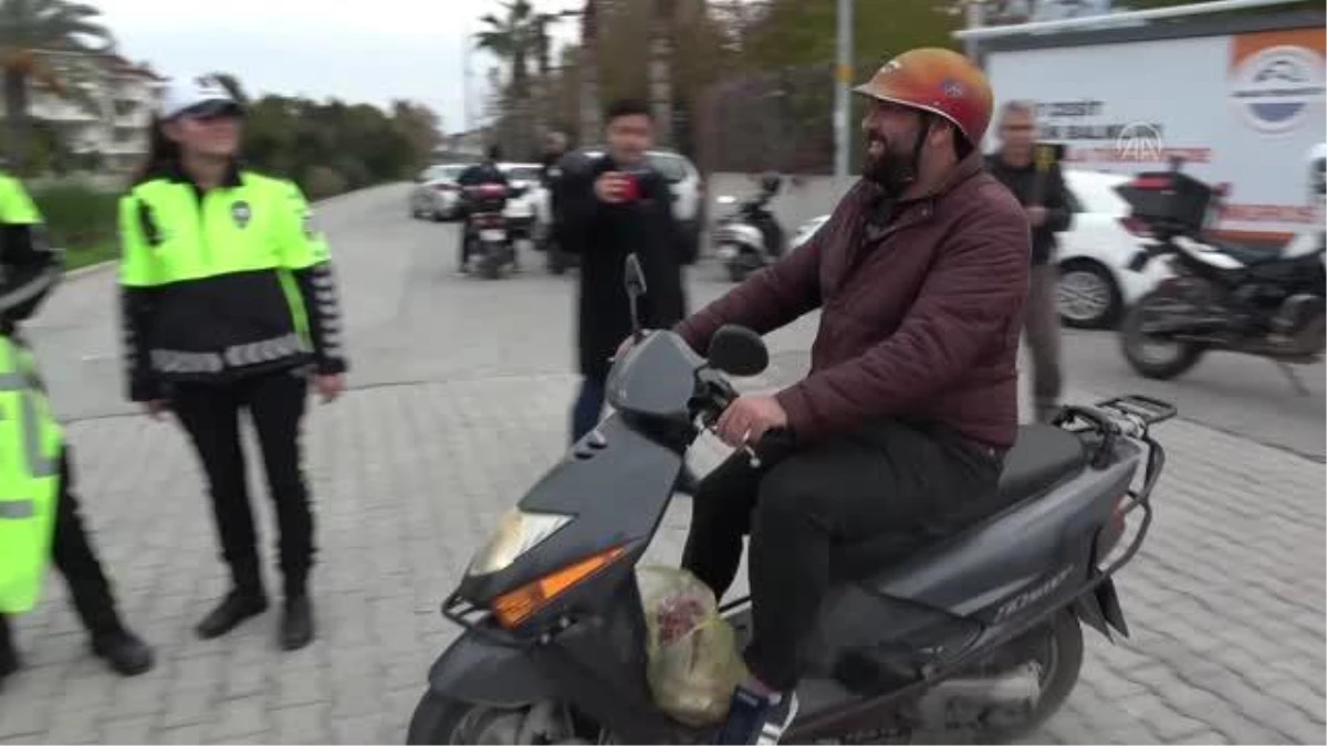 Fethiye\'de motosiklet sürücülerine reflektif yelek dağıtıldı