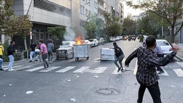 İran'da protestolar sürerken Hamaney'den çok konuşulacak 'Devrim' açıklaması