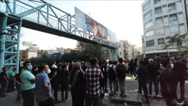 İran'da protestolar sürerken Hamaney'den çok konuşulacak 'Devrim' açıklaması