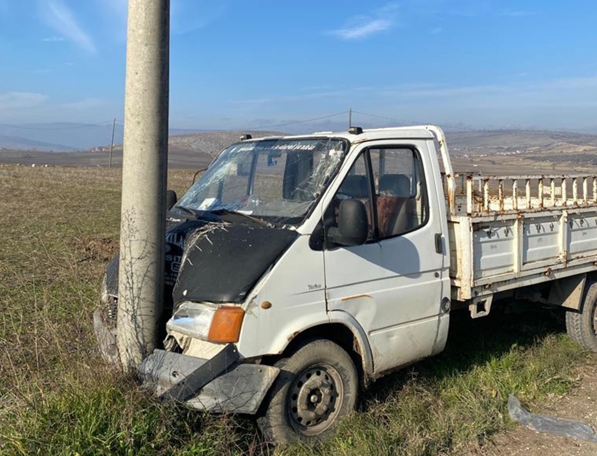 Kalp krizi geçirip kamyonetiyle direğe çarpan sürücü öldü