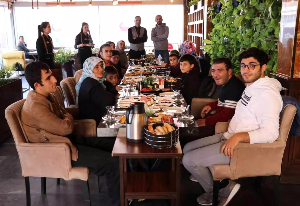 Mekan Kafe Restoran engellileri ağırladı