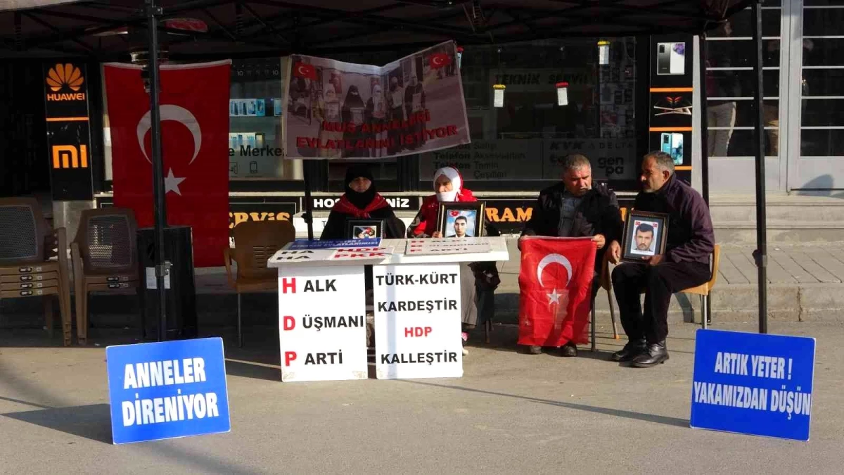 Muş\'ta ailelerin HDP önündeki evlat nöbeti sürüyor
