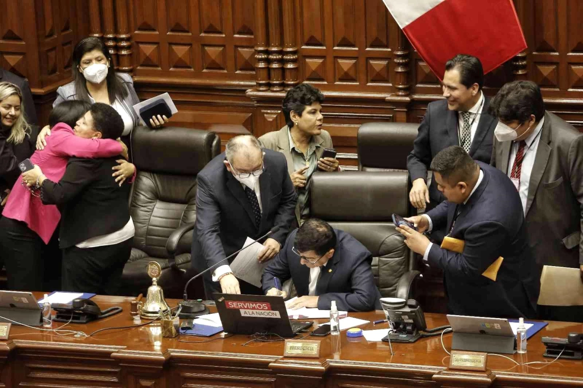 Peru\'da Kongreyi fesheden Devlet Başkanı Castillo görevden alındı