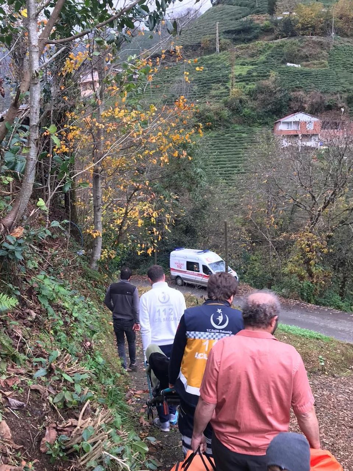 Rize\'de evinden alınan hasta 200 metre uzaktaki ambulansa sedyeyle taşındı