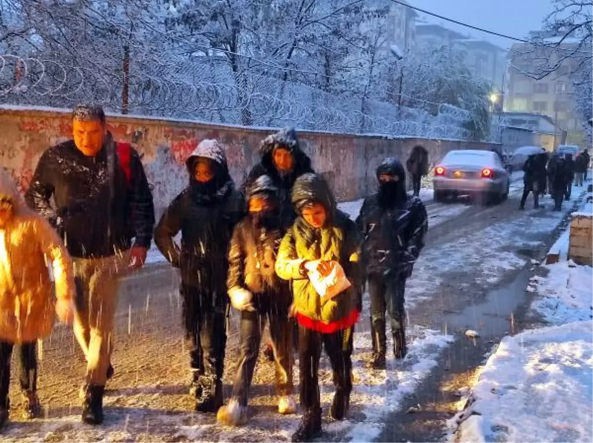 VAN MERKEZE MEVSİMİN İLK KARI DÜŞTÜ; ÖĞRENCİLER KAR ALTINDA OKULLARINA GİTTİ