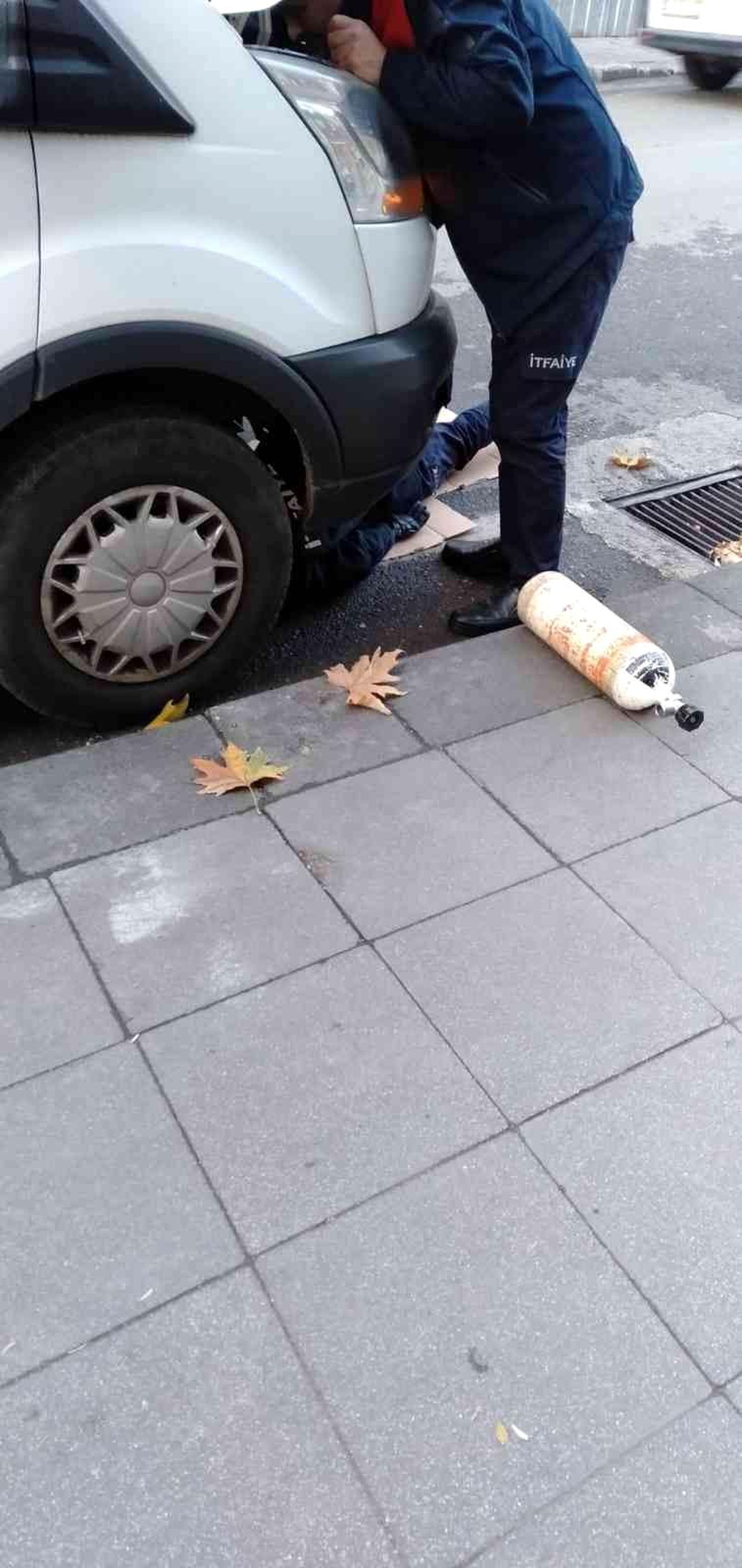 Aracın motoruna giren kediyi itfaiye kurtardı