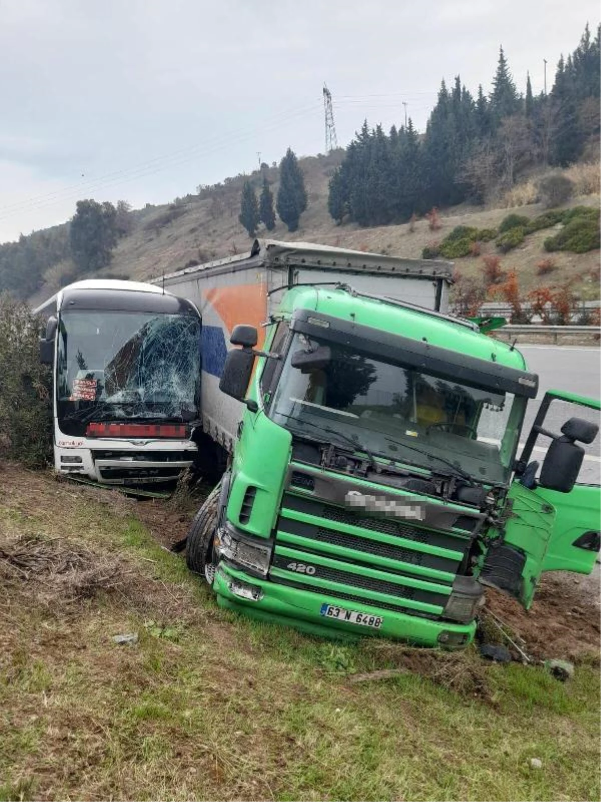 Aydın\'da TIR, yolcu otobüsüne çarptı: 4 yaralı